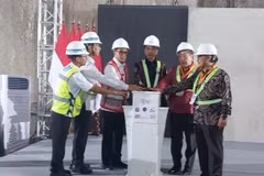 Indonesia's President Joko Widodo (third right) launches the Phase 1 construction project of the East-West Jakarta Mass Rapid Transit (MRT), namely from Medan Satria, Bekasi city, to Tomang, West Jakarta, in Jakarta on September 11. (Photo: Antara)