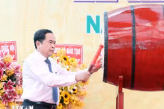 Chairman of the National Assembly Tran Thanh Man beats the drum to mark the start of the 2024-2025 academic year. (Photo: VNA)