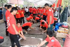 Vietnamplus Clay firecracker festival symbolises cultural beauty of Spring 