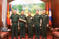 From left: Vietnamese Deputy Minister of National Defence Sen. Lieut. Gen Hoang Xuan Chien (2nd) and Lao Deputy Prime Minister and Minister of National Defence Gen. Chansamone Chanyalath (3rd) in a group photo at their meeting in Vientiane on October 10. (Photo: VNA)