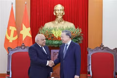 Party General Secretary To Lam (R) and outgoing Cuban Ambassador Orlando Nicolas Hernandez Guillen at their meeting in Hanoi on November 7. (Photo: VNA)