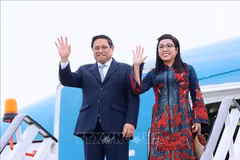 Prime Minister Pham Minh Chinh (L) and his spouse (Photo: VNA)