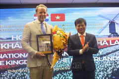 Chairman of the HCM City Vietnam - Netherlands Friendship Association Tran Trong Dung (right), presents a souvenir to Consul General of the Netherlands in the city Daniel Coenraad Stork, at the gathering on March 6. (Photo: VNA)