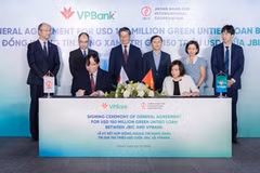 Representatives of VPBank and JBIC sign a green credit contract on October 9 in Hanoi. (Photo courtesy of VPBank) 
