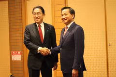Deputy Prime Minister Le Minh Khai (R) and Japanese Prime Minister Kishida Fumio at their brief meeting in Tokyo on May 23. (Photo: VNA)