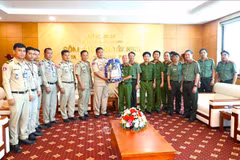 The delegation from Cambodia’s Tboung KhMum province and officers of the Department of Public Security of the southern border province of Tay Ninh at the former's visit to the latter on November 6. (Photo: VNA)