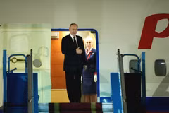 Russian President Vladimir Putin boards his plane on June 20, concluding the State visit to Vietnam. (Photo: tienphong.vn)
