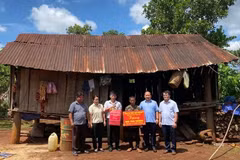 Leaders of Gia Lai province present financial housing support to a poor household in Ia O commune, Ia Grai district, in June 2024. (Source: Gia Lai Newspaper) 