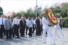 Incumbent and former Party and State leaders pay respect and lay a wreath in commemoration of martyrs at the A1 National Martyrs Cemetery in Dien Bien Dien Bien on May 6. (Photo: VNA)