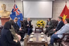 At the meeting between Vietnamese Ambassador to Australia Pham Hung Tam (R) and a delegation from the Australia Vietnam Business Council. (Photo: VNA)