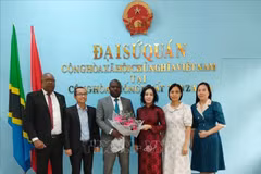 Juvenal Sakubu (3rd from left), a reputable entrepreneur in Burundi, has been appointed as the Honorary Consul of Vietnam in Bujumbura. (Photo: VNA)