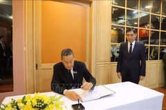 Thai Prime Minister Srettha Thavisin writes in the condolence book at the respect-paying ceremony at Vietnamese Embassies in Thailand on July 25. (Photo: VNA)
