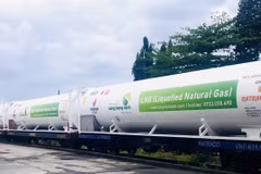 The first batch of LNG sent from the South to the North by train in Vietnam. (Photo: VNA)