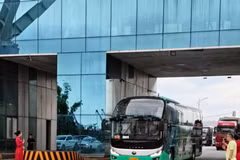 The first group of tourists traveling on the Nanning - Ha Long route passes through the Bac Luan II Bridge customs gate. (Photo: Mong Cai Sub-department of Customs)