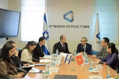 At the meeting between Vietnamese Ambassador to Israel Ly Duc Trung and Israeli Minister of Economy and Industry Nir Barkaton November 11. (Photo: VNA) 