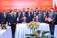 Deputy Minister of National Defence Senior Lieutenant General and the head of the Vietnamese task force Vo Minh Luong (right) and Deputy Minister of National Defence and head of the Lao task force Senior Lieutenant General Thongloi Silivong sign the minutes of the 29th meeting in Ho Chi Minh City on June 24. (Photo: VNA)