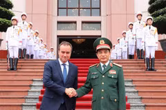 Minister of National Defence General Phan Van Giang (R) and visiting French Minister of the Armed Forces Sébastien Lecornu in Hanoi on May 5. (Photo: VNA)
