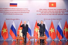 Vietnamese President To Lam (R) and his Russian counterpart Vladimir Putin at their cordial meeting with leaders of the Vietnam-Russia Friendship Association and Vietnamese alumni who had studied in Russia. (Photo: VNA)