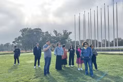 Vietnamese tourists standing outside the building of the Parliament of Australia. (Photo: VNA)