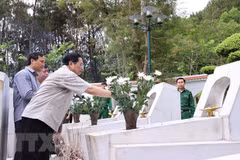 PM Pham Minh Chinh pays tribute to heroic martyrs in Ha Tinh province