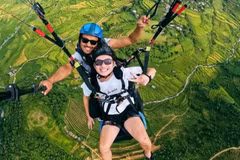 100 pilots join Khau Pha paragliding festival in Yen Bai 