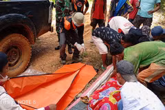 Seven killed in mine gold landslide in Indonesia