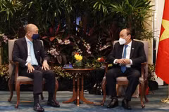 President receives executives of leading financial, energy firms of Singapore 