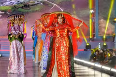 Fashion show features Vietnamese “ao dai”, Thai silk