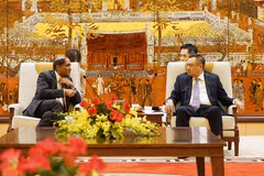 Hanoi seeks cooperation with Singapore in urban management, social housing development