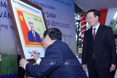 Government leader offers incense in tribute to late PM Vo Van Kiet