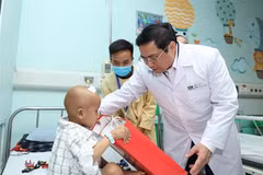 Prime Minister visits child patients on Int’l Children Day