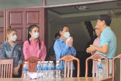 Gifts for needy Vietnamese in Cambodia on Vu Lan festival 