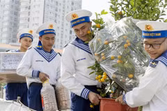Early Tet visits to officers, soldiers on DK1 platforms