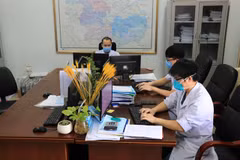 Young volunteers support self-treating COVID-19 patients
