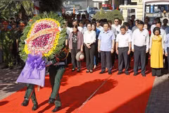 NA Chairman offers incense in tribute to martyrs in Quang Ngai