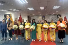Vietnam’s traditional long dresses introduced in Venezuela