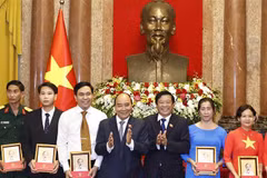 State leader commends emulation exemplars from Vinh Long province