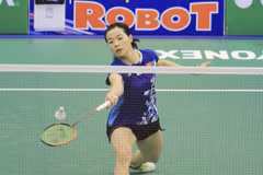 Nguyen Thuy Linh wins trophy at Vietnam Open badminton tournament