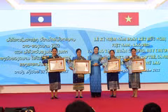 Collectives, individuals of Lao Women’s Union honoured with Vietnam’s orders, medals