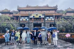 French cruise ship takes foreign tourists to Thua Thien-Hue province