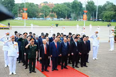 Party, State leaders pay tribute to late President Ho Chi Minh