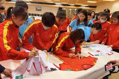 Vietnamese women's football squad warmly welcomed in Paris 