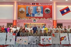 Participants pose for a group photo. (Photo: VNA)