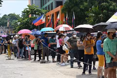 Philippines hands out cash to poor people during COVID-19 lockdown