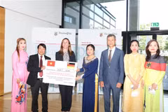 Vietnamese expats in Germany donate to support flood victims in German localities