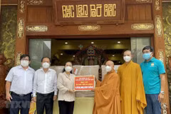 Vietnam Buddhist Sangha presents six ventilators to HCM City