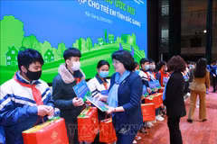 Vice President presents gifts to poor students in Bac Giang province