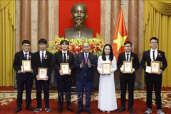  President presents Labour Order to int’l Olympiad winners