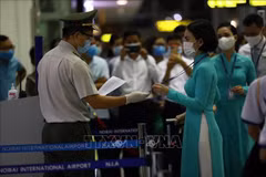 Flight crew required to be fully vaccinated for work starting September 1