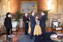 Vietnamese Ambassador in Paris receives French honour